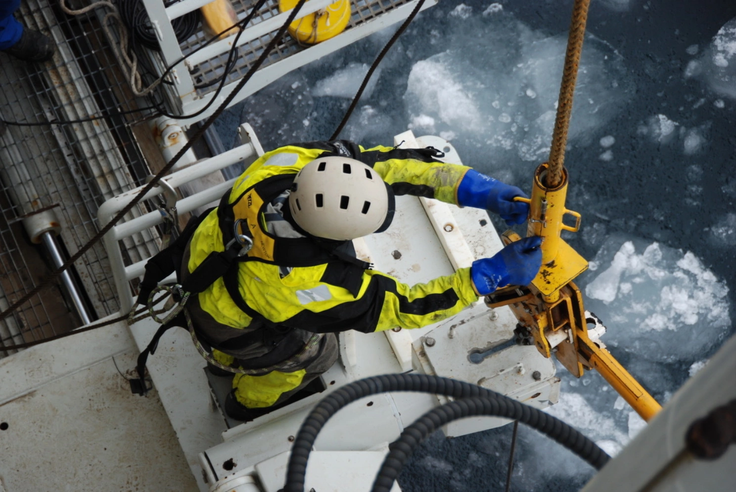 Dag Inge Blindheim working on getting the piston corer back on board.