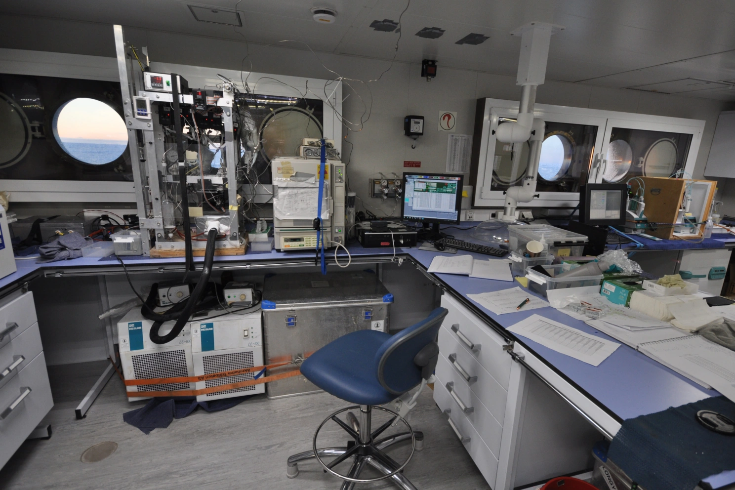 Apparater på benken i laboratoriet om bord i FF "Kronprins Haakon".