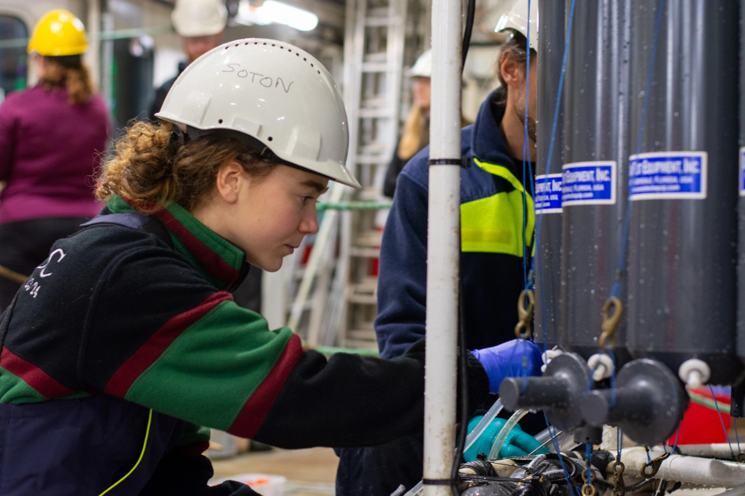 Izzy White henter vannprøve.