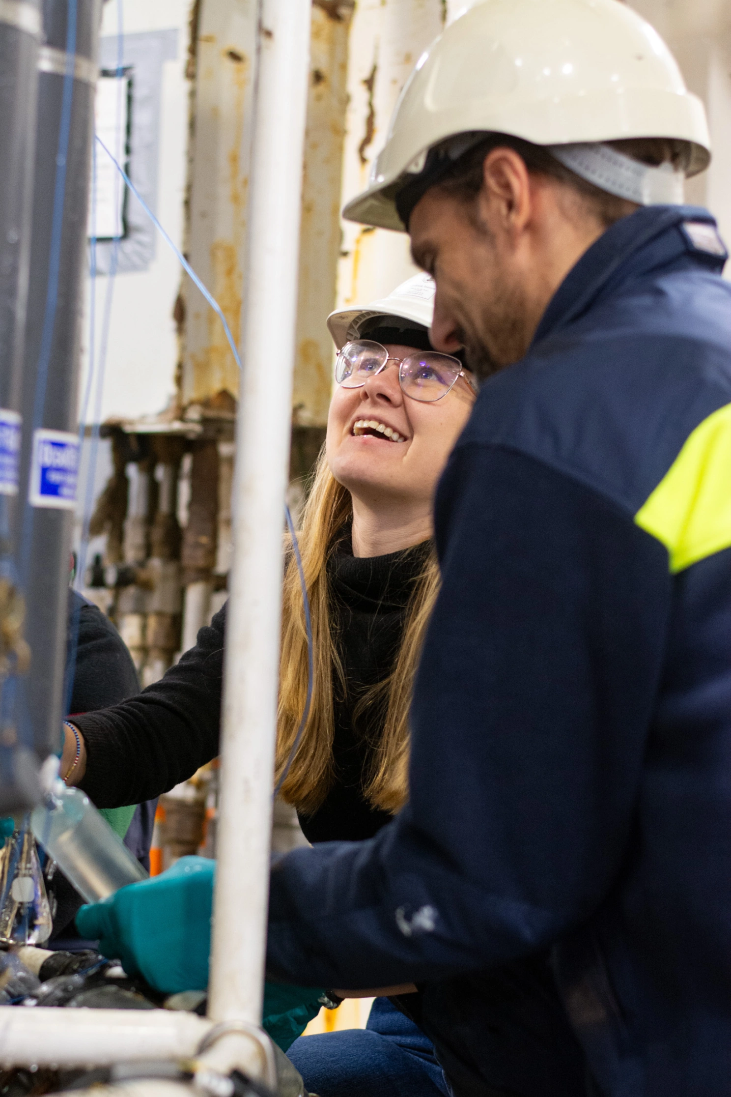 Idunn Hana og Emil Jeansson tar vannprøver.