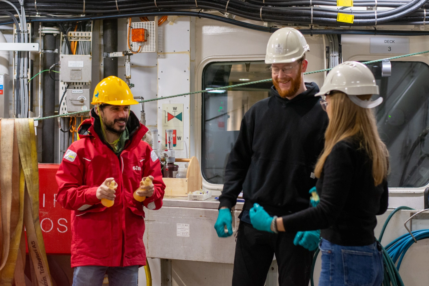 Bieito Fernandez Castro, Thorbjørn Østenby Moe og Idunn Hana med vannprøver.