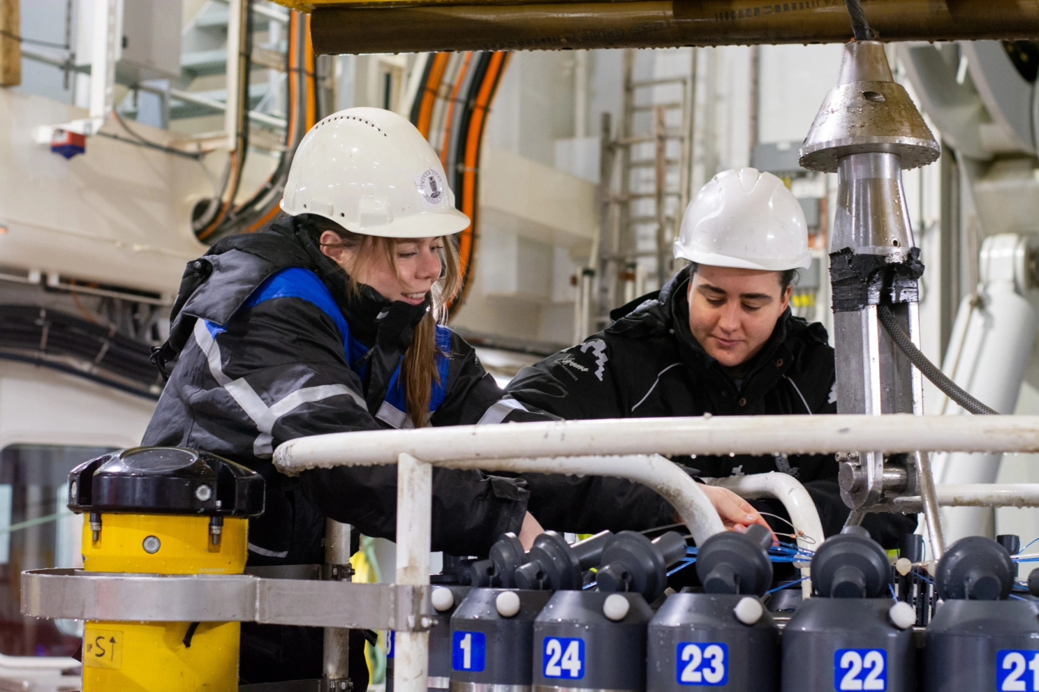 Birgit Klem Rønning Rinde og Erika Giorgi ved vannhentekrans.
