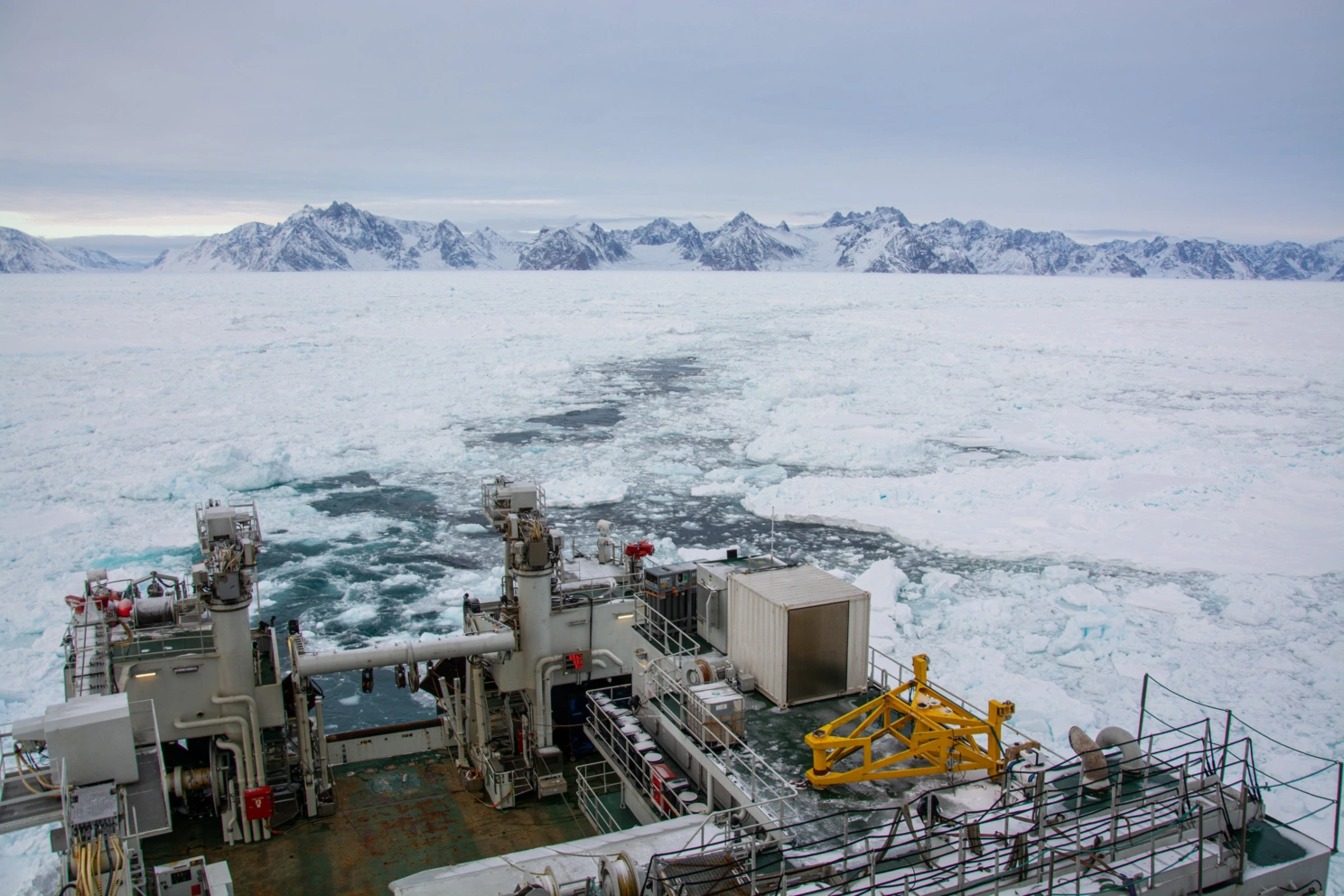Isbryteren "Kronprins Haakon " utenfor kysten av Øst-Grønland.