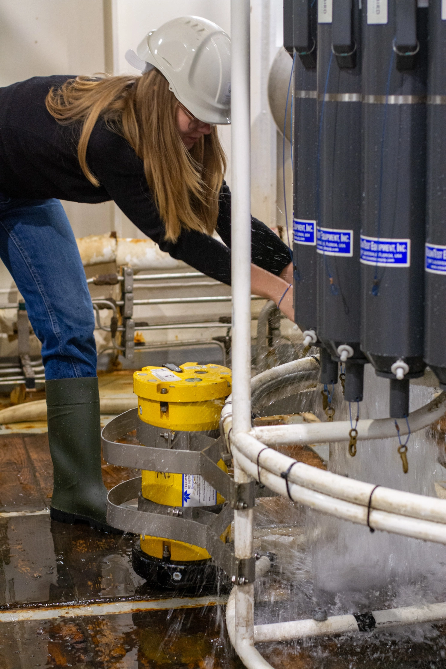 Idunn Hana tømmer vannhentekrans.