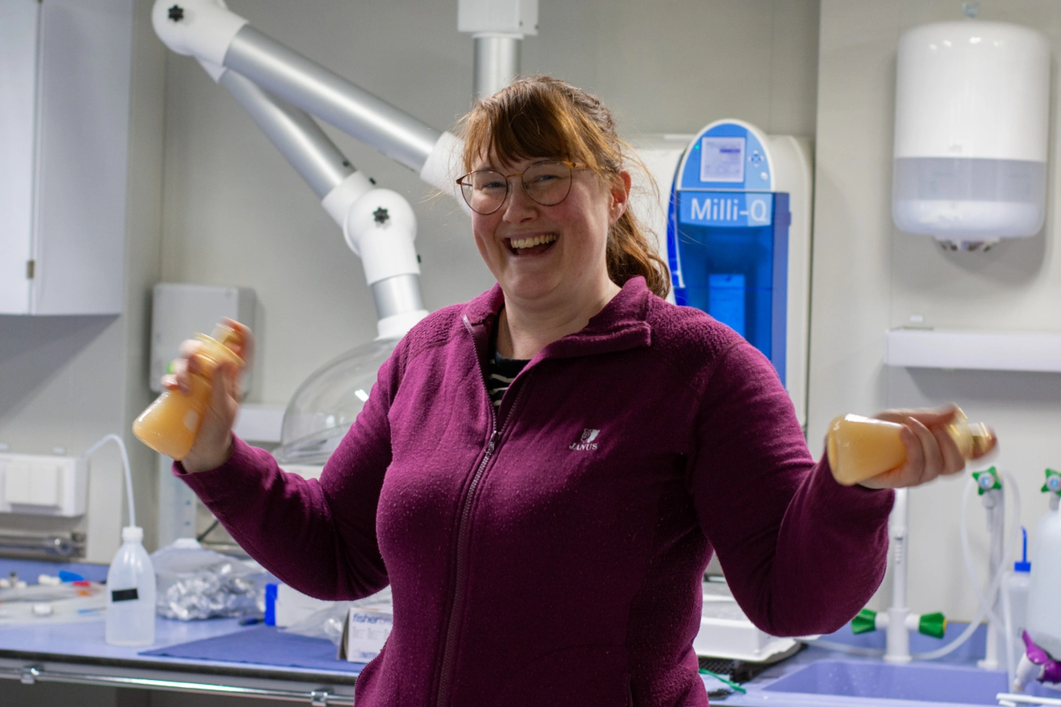 Kristin Jackson-Misje rister vannprøveflasker i laboratoriet på "Kronprins Haakon".