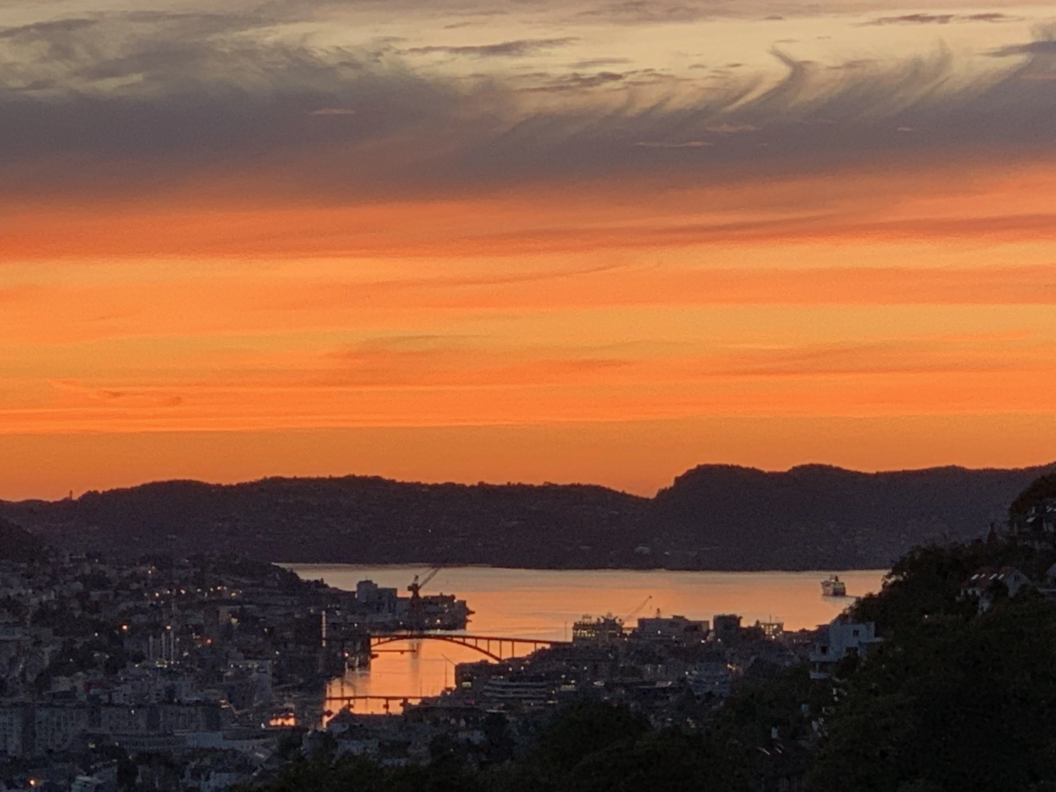 Asfalt og hus gir byer et annet klima enn områdene rundt. At mange mennesker er samlet på ett sted, skaper både ekstra utfordringer og ekstra muligheter.