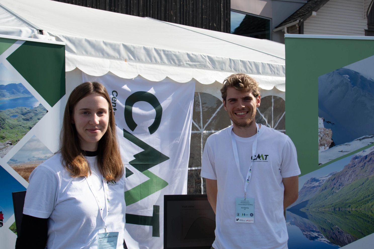 Eit ungt forskarteam frå Universitetet i Bergen kom for å vera med på Rosendalsveko. Polina Sevastyanova (26) til venstre er fysikar og forskar på endringane som skjer på Folgefonna. Ho har sett opp sin eigen vêrstasjon for å kunna følgja med på varmen breen slepp ut. Kollegaen hennar Jesse Vogelsang (25) er geolog og fortel om forskarteamet deira på ti personar med ulike fagbakgrunnar. – Det er viktig for oss å forska på noko som kan vera nyttig i samfunnet og i politikken, ikkje berre forska for å forska, seier Sevastyanova.