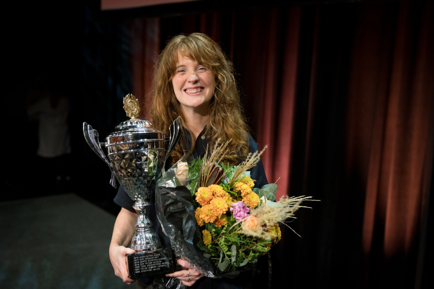 Rebekka Frøystad, phd.student ved Institutt for geovitenskap og Bjerknessenteret, formidlet Folgefonna-forsknigen sin helt til topps og får sitt navn inngravert på vandrepokalen i Forsker Grand Prix for 2025. Foto: Eivind Senneset/ Forskningsdagene i Bergen