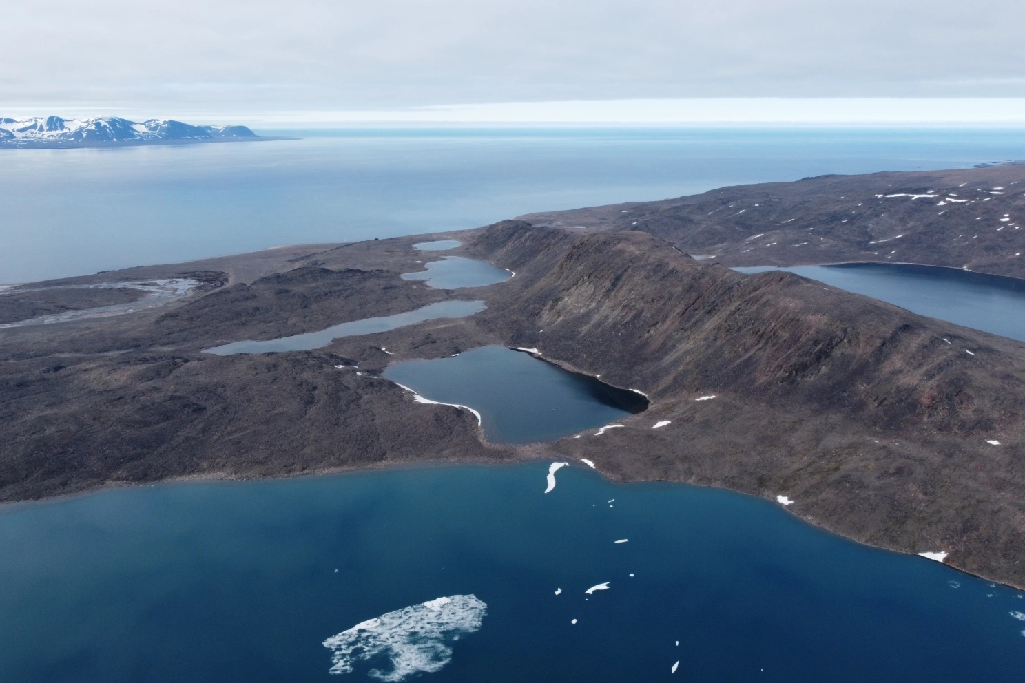 The Svalbard-lake Kong looked at is number two from the ocean. Photo: Sander van der Plas