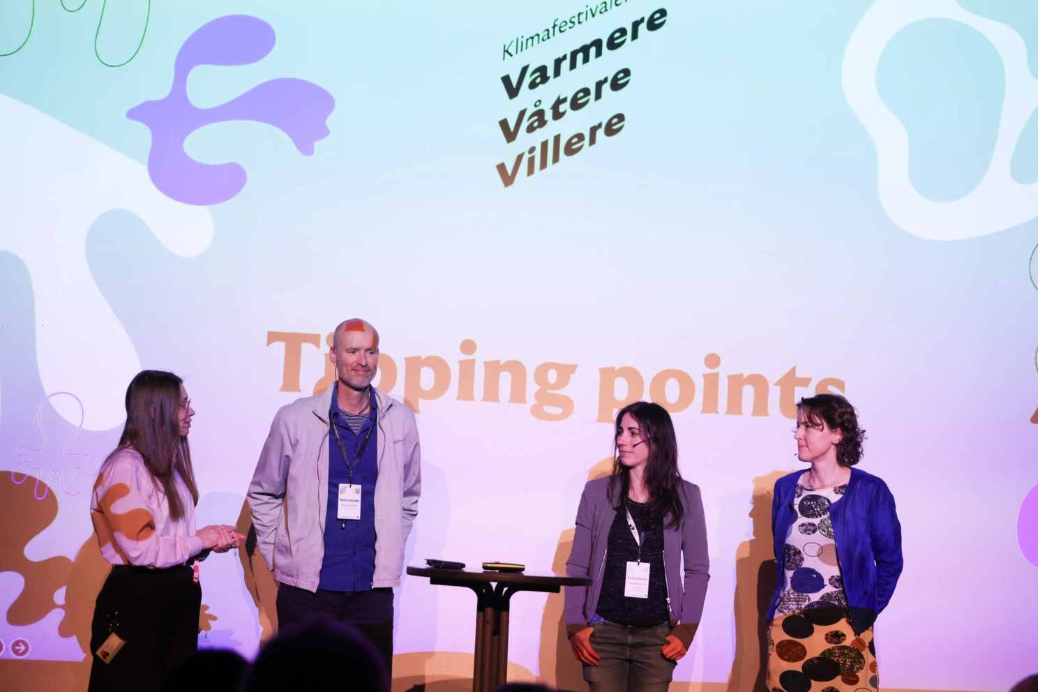 Arrangement om vippepunkt under klimafestivalen. Fra venstre: Gudrun Sylte, Even Moland, Inge Althuizen og Suzette Flantua. Foto: Øystein Haara