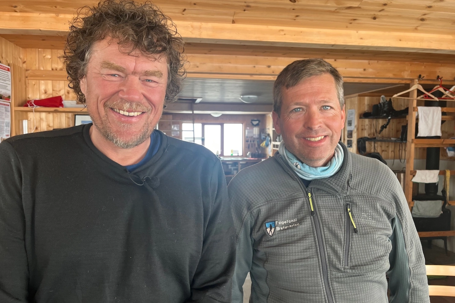 Jostein Bakke er professor i geologi og kjentmann på Folgefonna. I juni 2024 var han på tur med Lars Monsen og filmteamet frå NRK oppe på breen. Foto: Privat