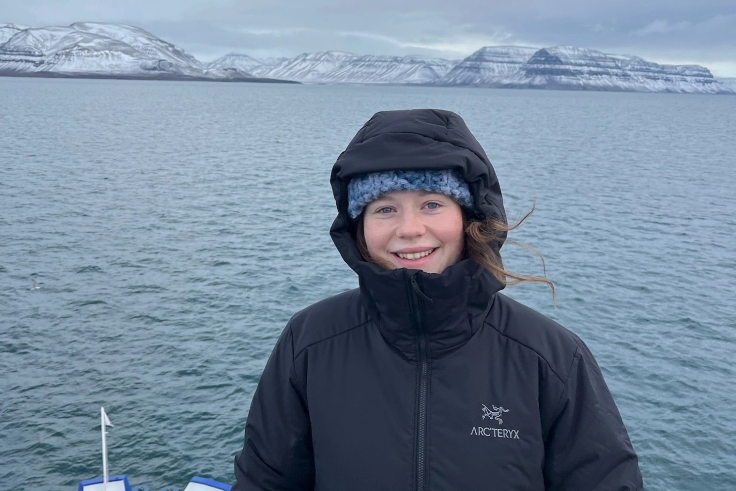 Foto av Marianne Williams-Kerslake på Svalbard. Hun er hovedforfatter av en ny studie som undersøker hva som forårsaker økningen i hetebølger på Svalbard.
