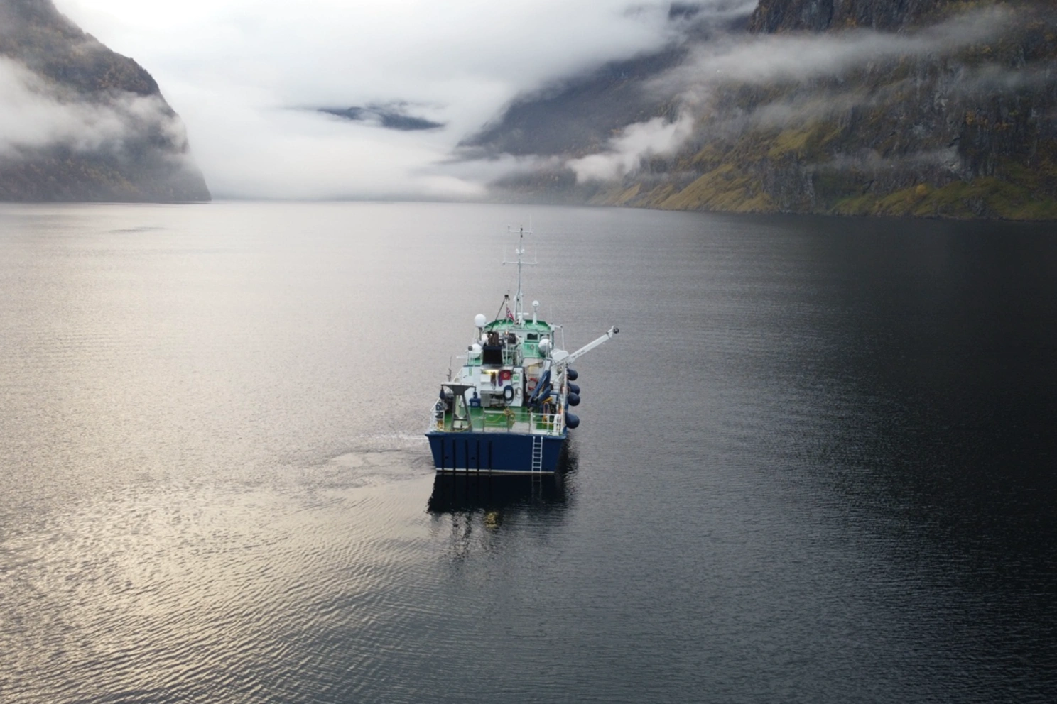 «Hans Brattstrøm» ved innløpet av Nærøyfjorden. Dronefoto: Magnus N. Nilsen